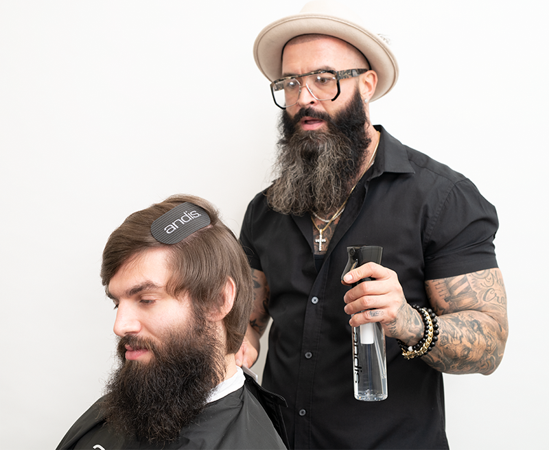 Friseur trimmt Bart und Haare