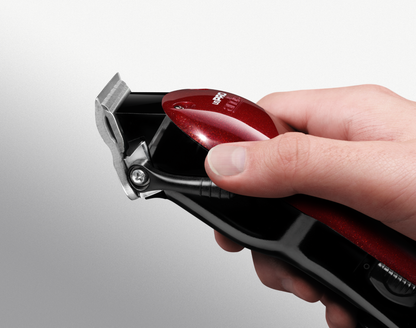 Hand hält professionellen Haarschneider Clipper