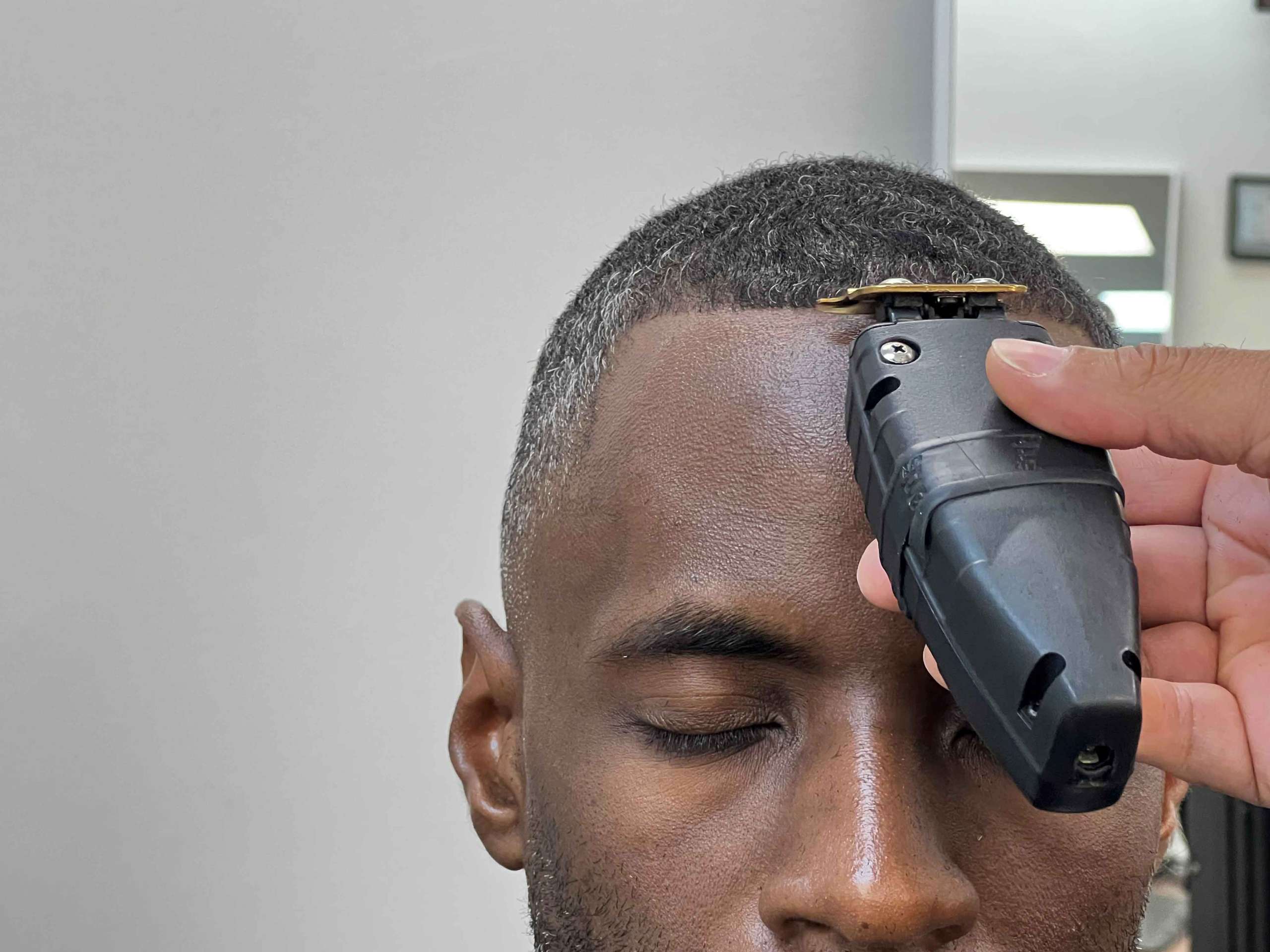 Herrenhaarschnitt mit professionellem Trimmer