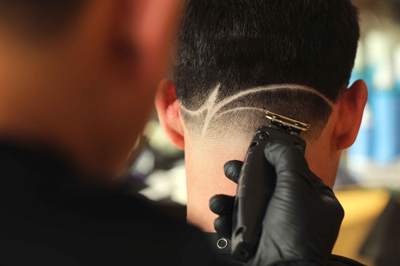 Herrenhaarschnitt mit professionellem Trimmer