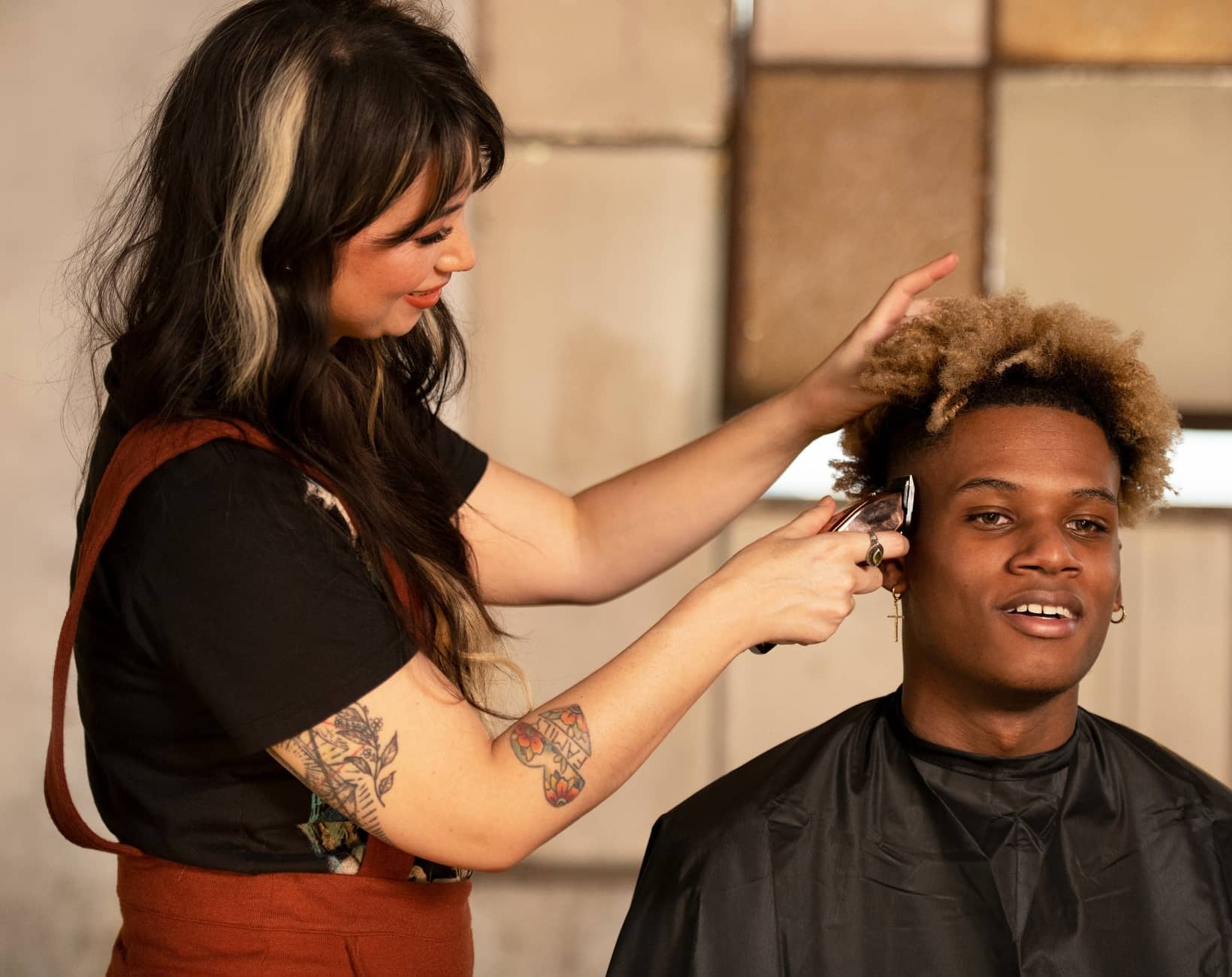 Friseurin schneidet Haare mit Clipper