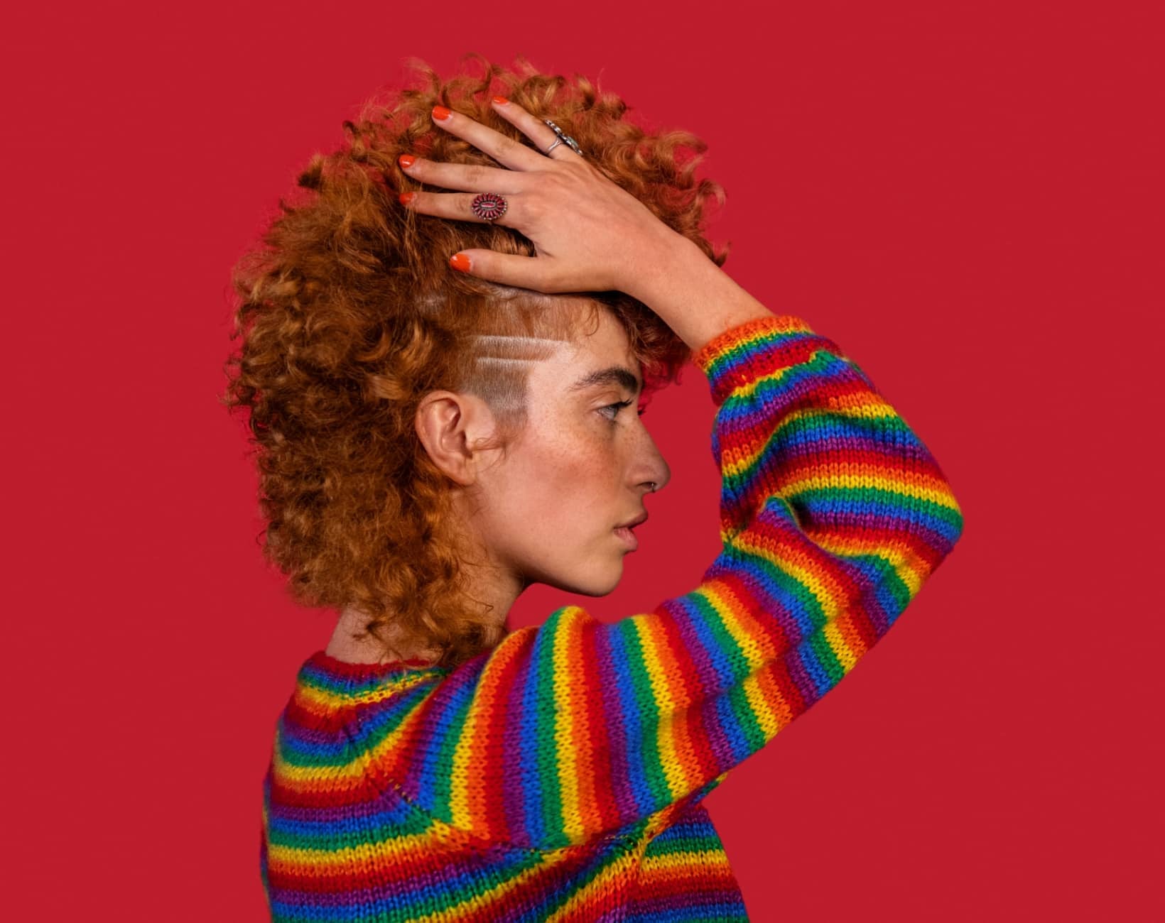 Frisur mit präzisem Haarschnitt