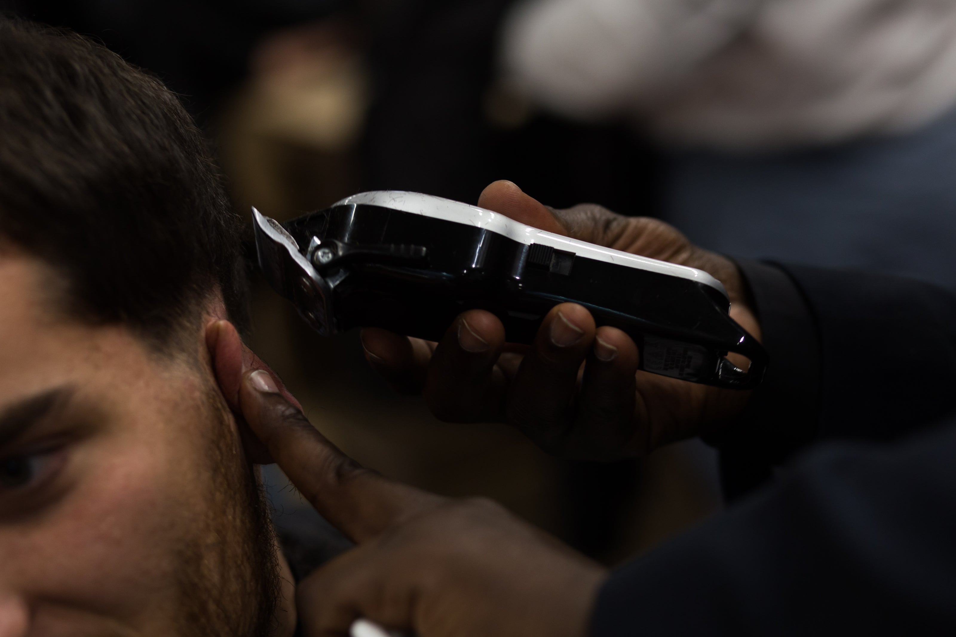 Friseur schneidet Haare mit Clipper