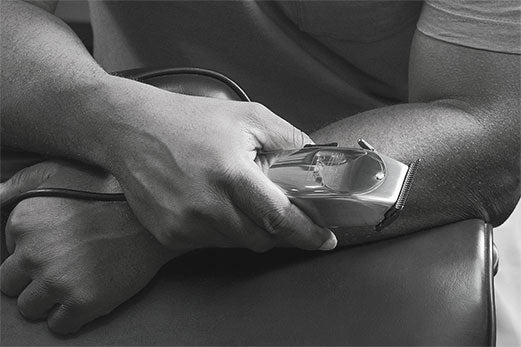 Professioneller Friseur-Clipper in Hand